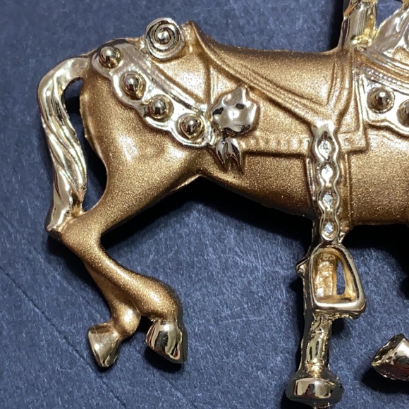 🖤NEW💕Caroucel (merry-go-around) gold brooch - Picture 6 of 12